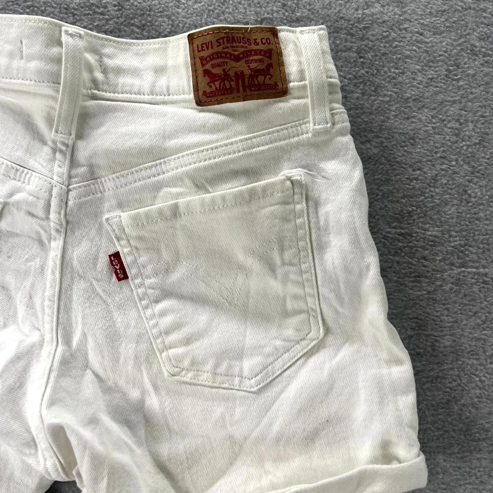 Levi's Mid Length Jean Shorts Womens 27 White Denim 5-Pocket Stretch Cuffed Hem